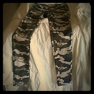 Hybrid size 1 Juniors CAMO skinny jeans