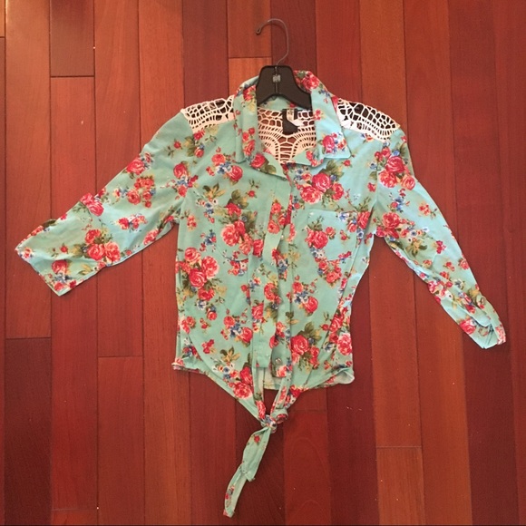 Beautiful Tie Up Buttoned Up Top - Picture 1 of 2