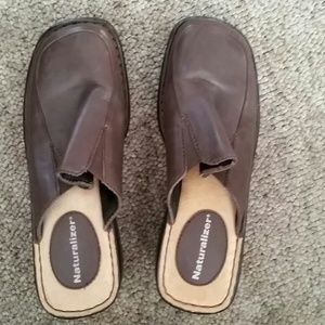 Womens Naturalizer brown Mules