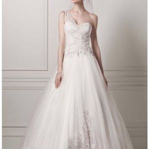 Oleg Cassini never worn wedding gown