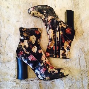 ⚡️REPORT floral heeled booties⚡️
