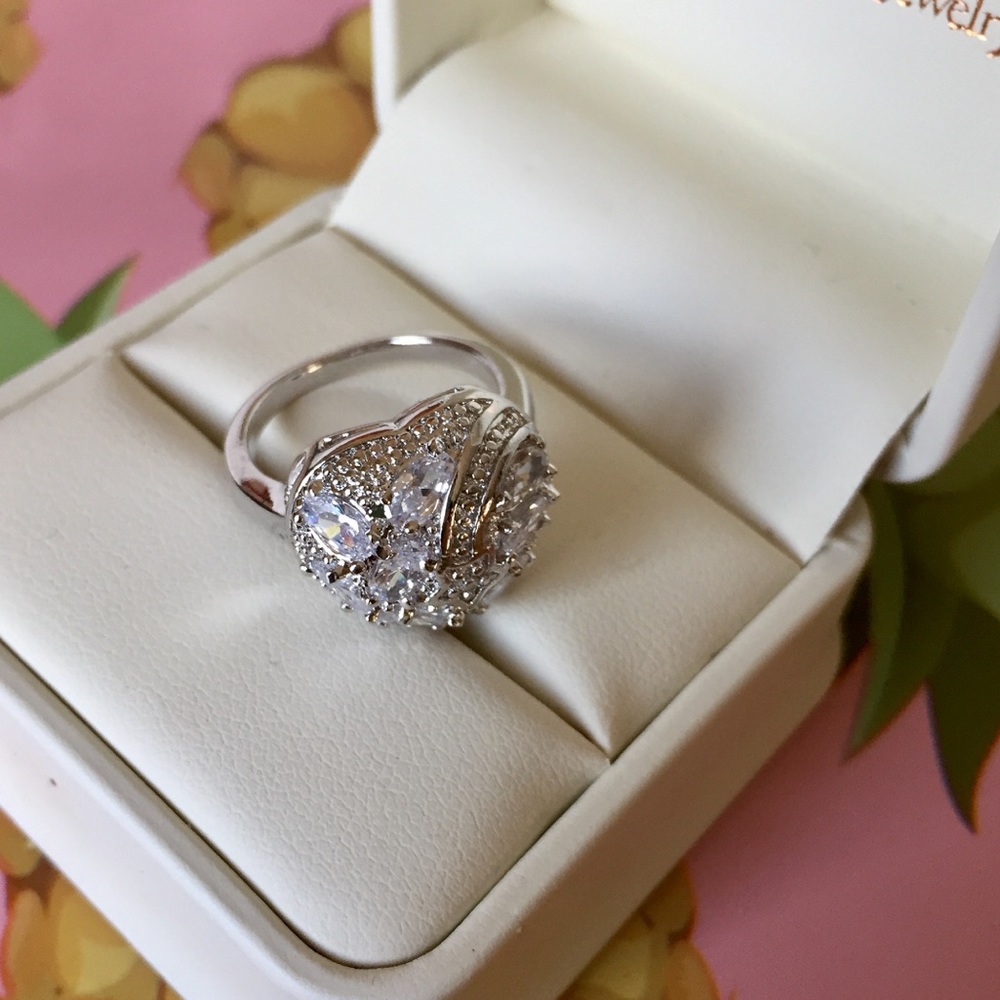18k White Gold Sapphire Heart Ring