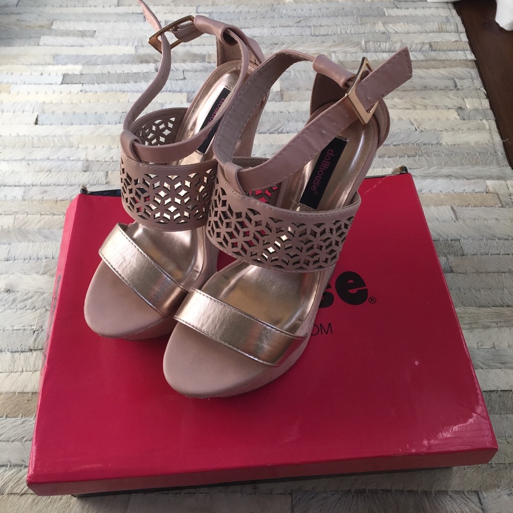 Dollhouse platform wedge