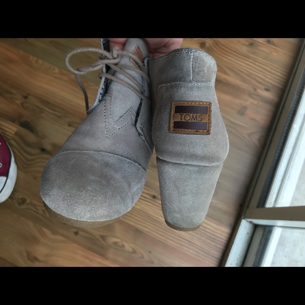 Toms 7W tan wedges.
