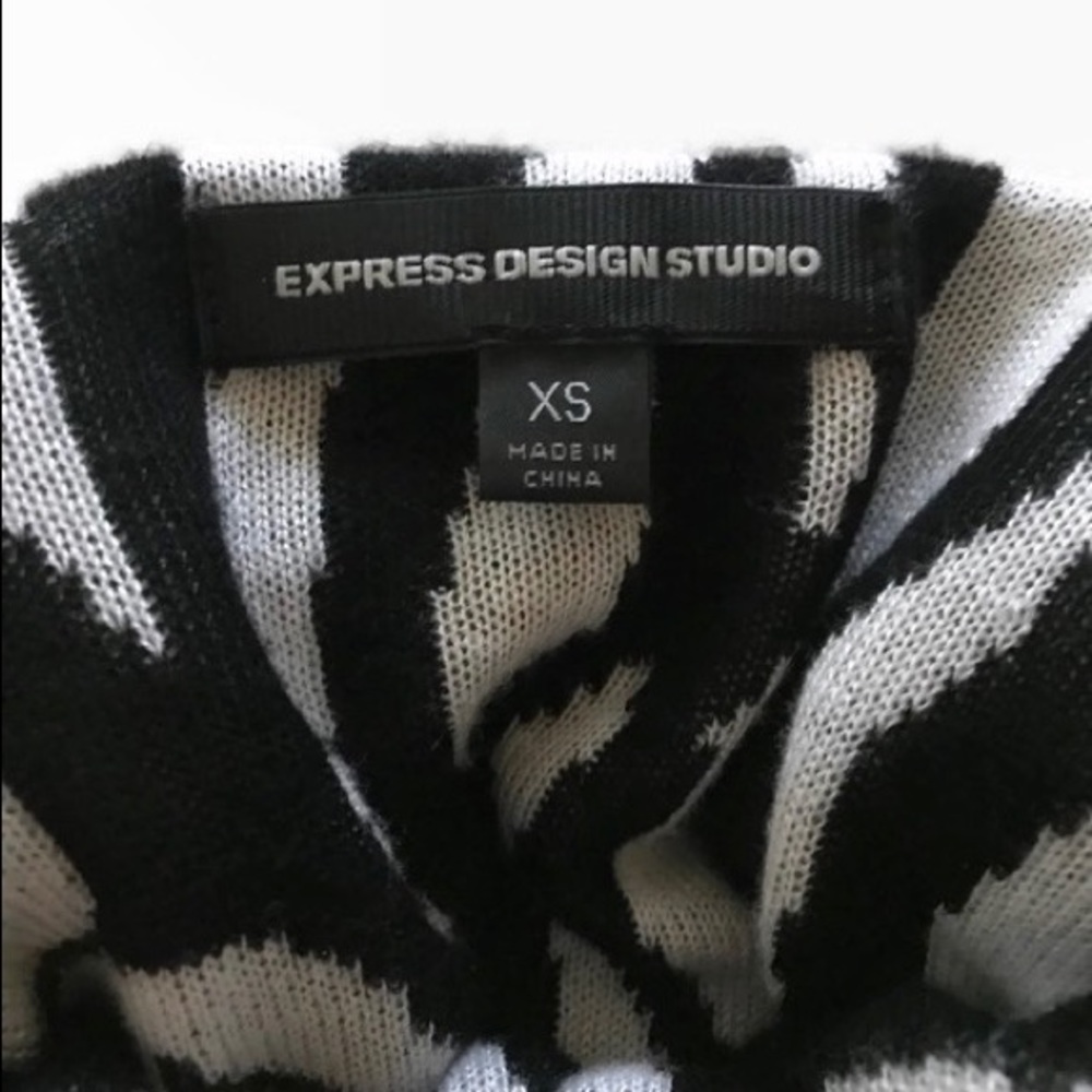 Express Design Studio sweater - Picture 3 of 4