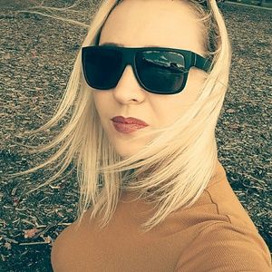 Meet your Posher, Jonida