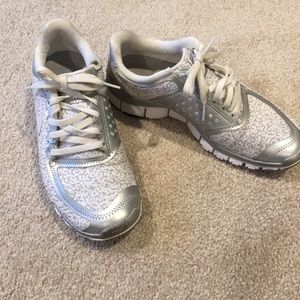 Nike sneakers size 9 but fit like an 8