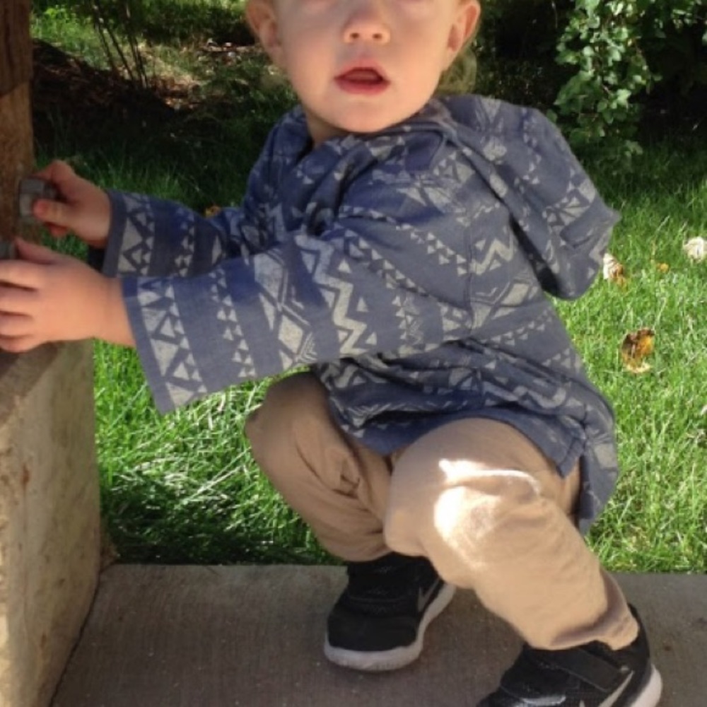 Oshkosh pullover 18 mo California style - Picture 6 of 9
