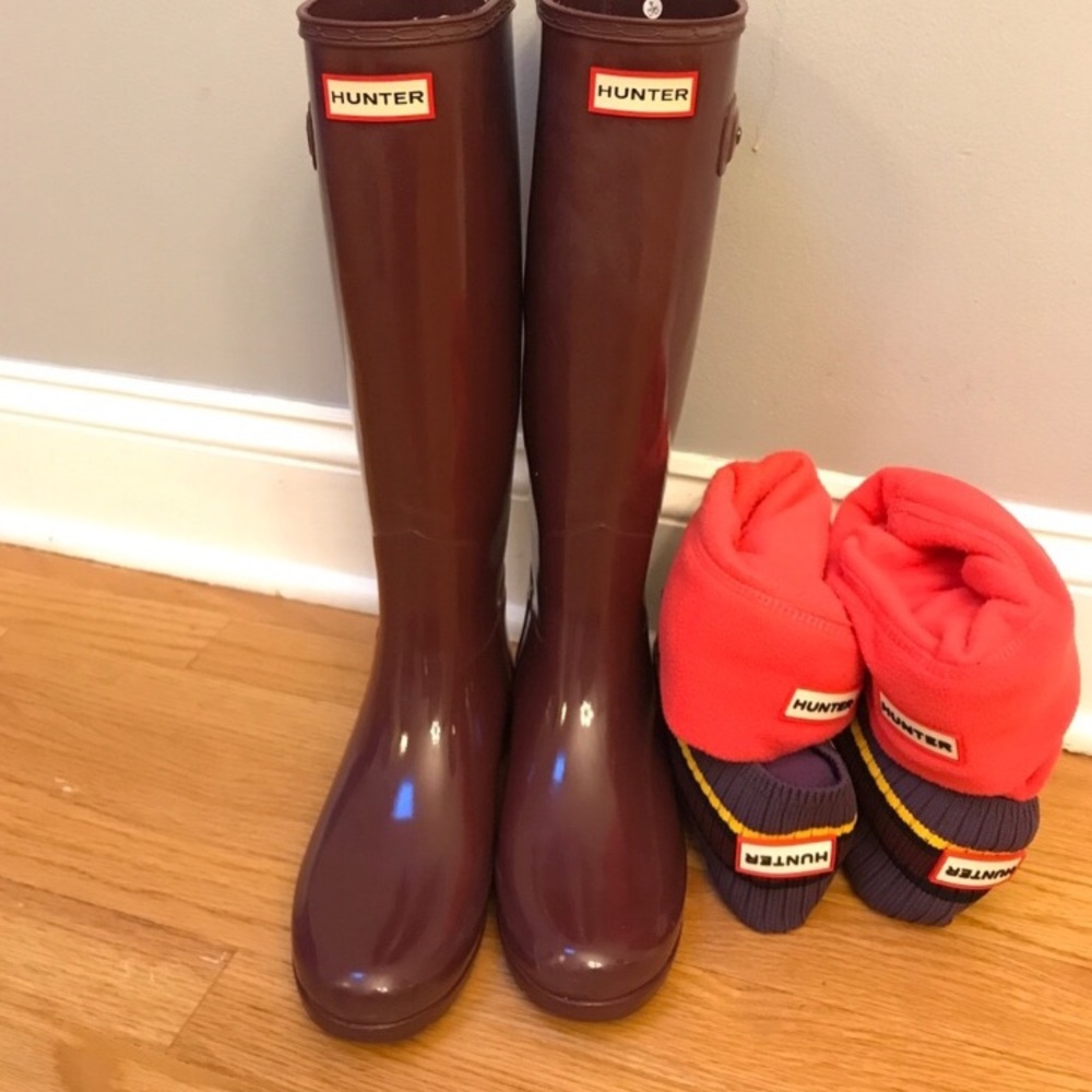 Burgundy Hunter rain boots with socks