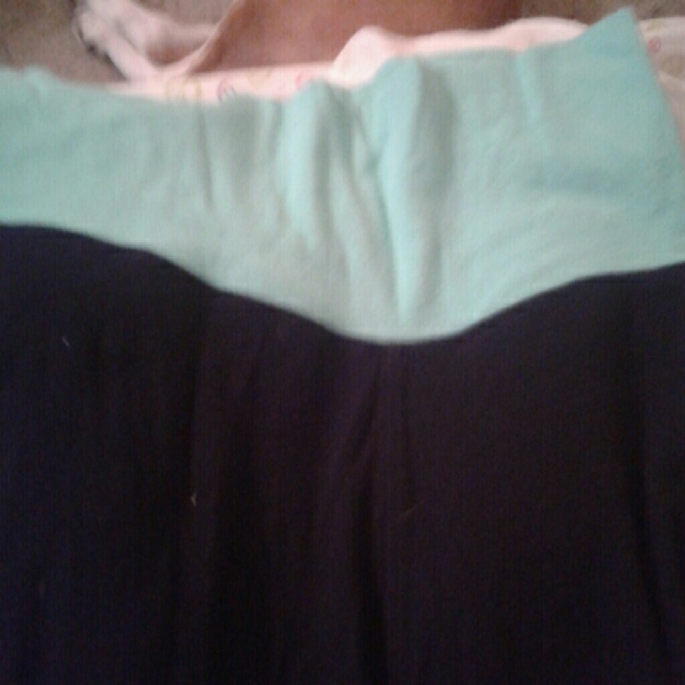 teal waist band black leggings.