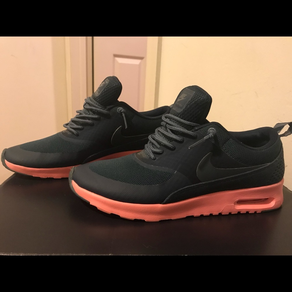 Size 8 Wmns Nike Thea