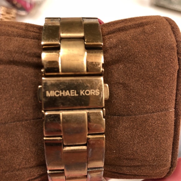 🌻Gold Michael Kors watch 🍁 - Picture 3 of 6