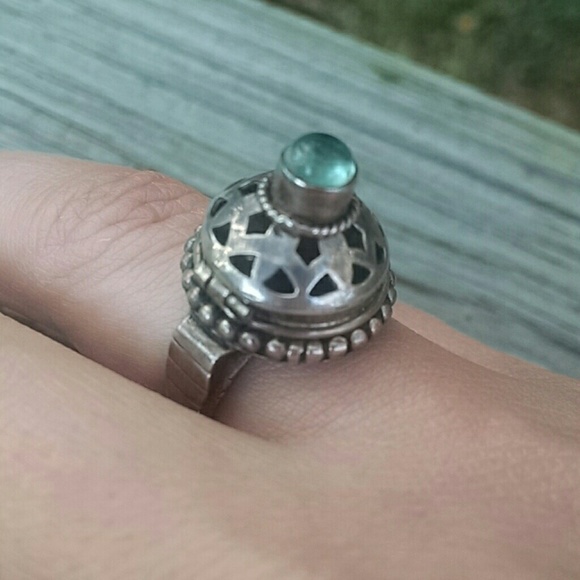 Jewelry - Secret compartment ring