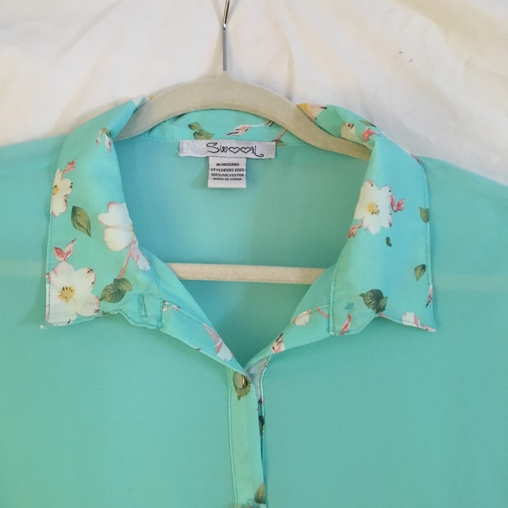 NWT - Beauty! Soft Flowing, Slightly Sheer Blouse.