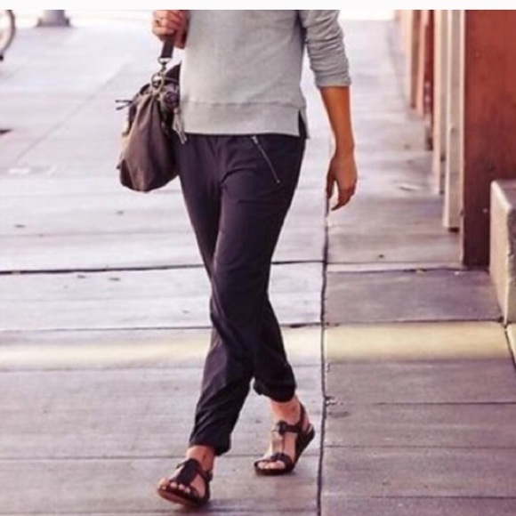 Athleta Pants - Athleta Aspire ankle pants black 6 small