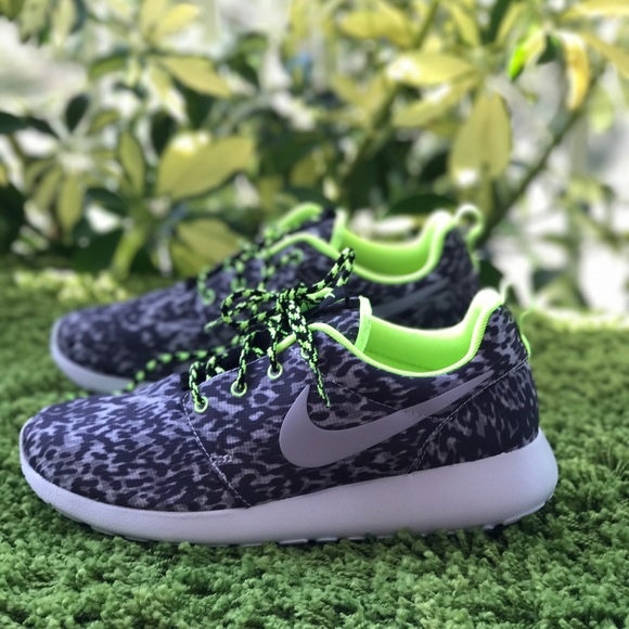 NWT Nike Roshe One Print Grey-Volt-Black WMNS - Picture 3 of 8