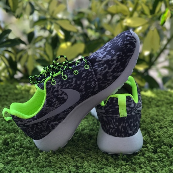 NWT Nike Roshe One Print Grey-Volt-Black WMNS - Picture 6 of 8
