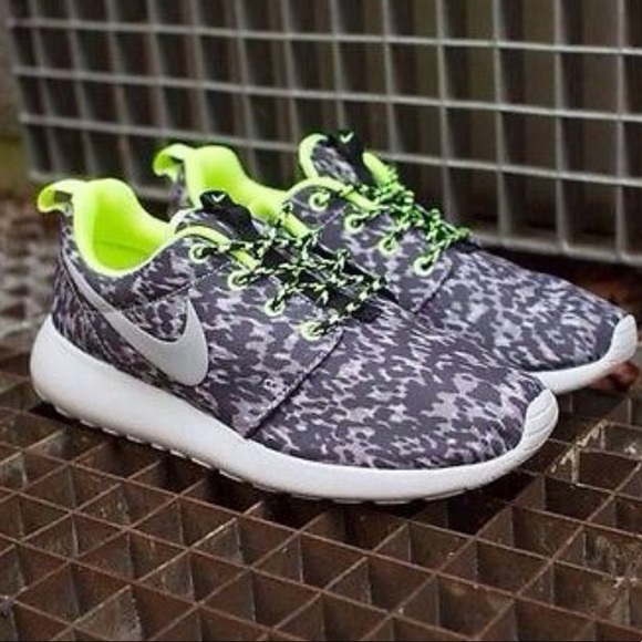 NWT Nike Roshe One Print Grey-Volt-Black WMNS - Picture 2 of 8