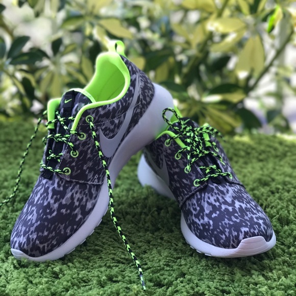 NWT Nike Roshe One Print Grey-Volt-Black WMNS - Picture 4 of 8