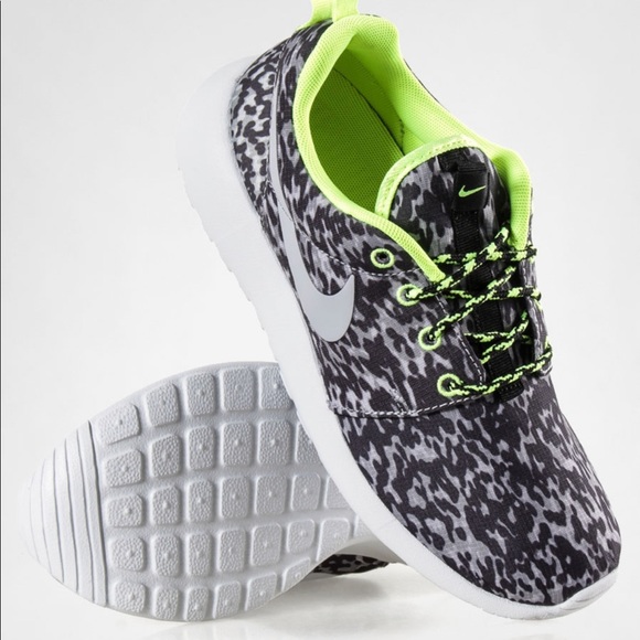 NWT Nike Roshe One Print Grey-Volt-Black WMNS - Picture 5 of 8