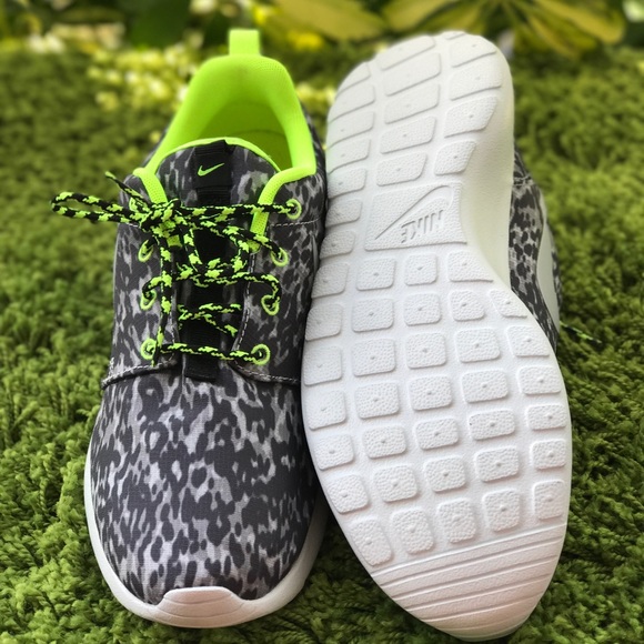 NWT Nike Roshe One Print Grey-Volt-Black WMNS - Picture 7 of 8