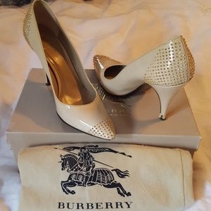 Burberry patent leather heel in nude w gold detail