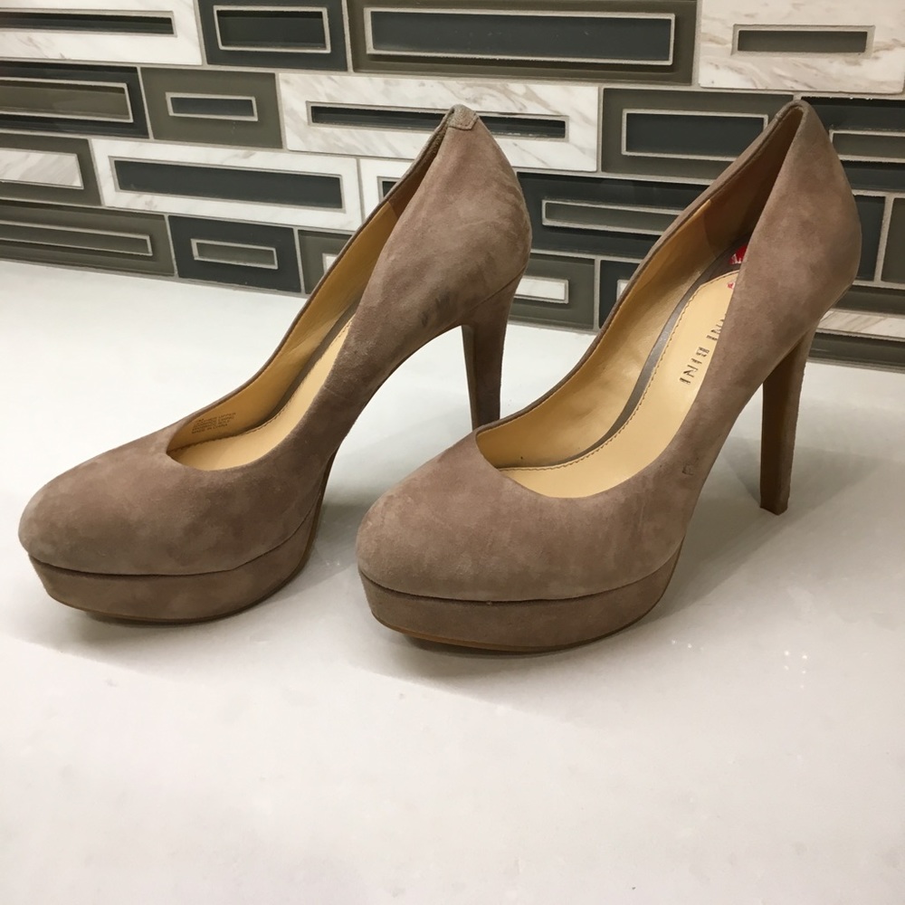 Never worn Gianni Bini tan suede platforms