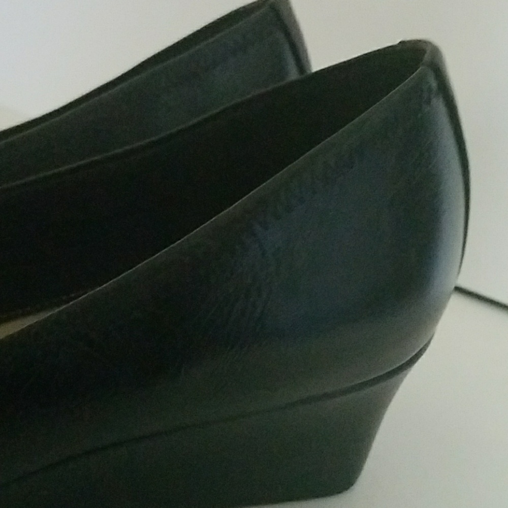 Pump with Wedge Heel size 9 Wide - Picture 3 of 4