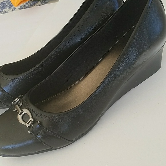 Pump with Wedge Heel size 9 Wide - Picture 2 of 4