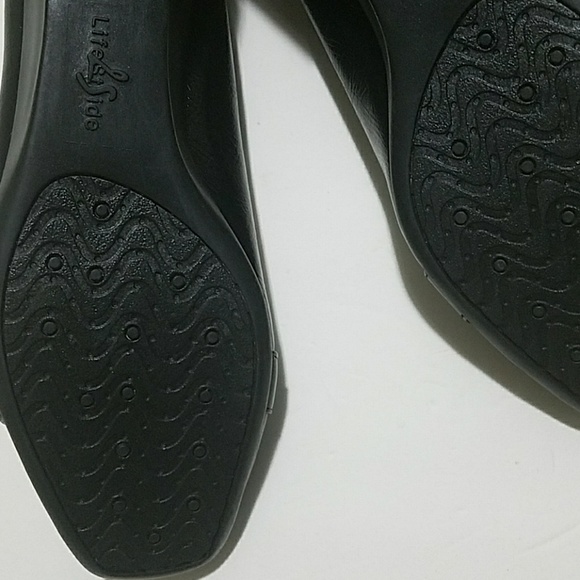 Pump with Wedge Heel size 9 Wide - Picture 4 of 4