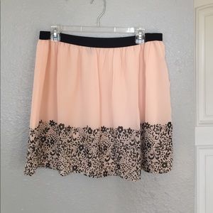 Short pale pink and black patterned skirt