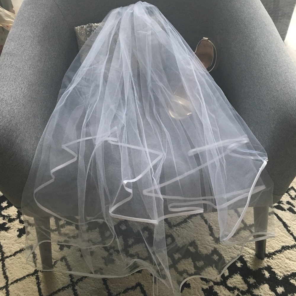 NWOT White, half length short bridal veil