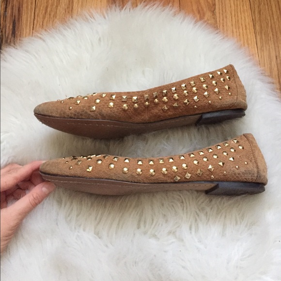 Vince Camuto Shoes - EUC✨Vince Camuto Studded Flats