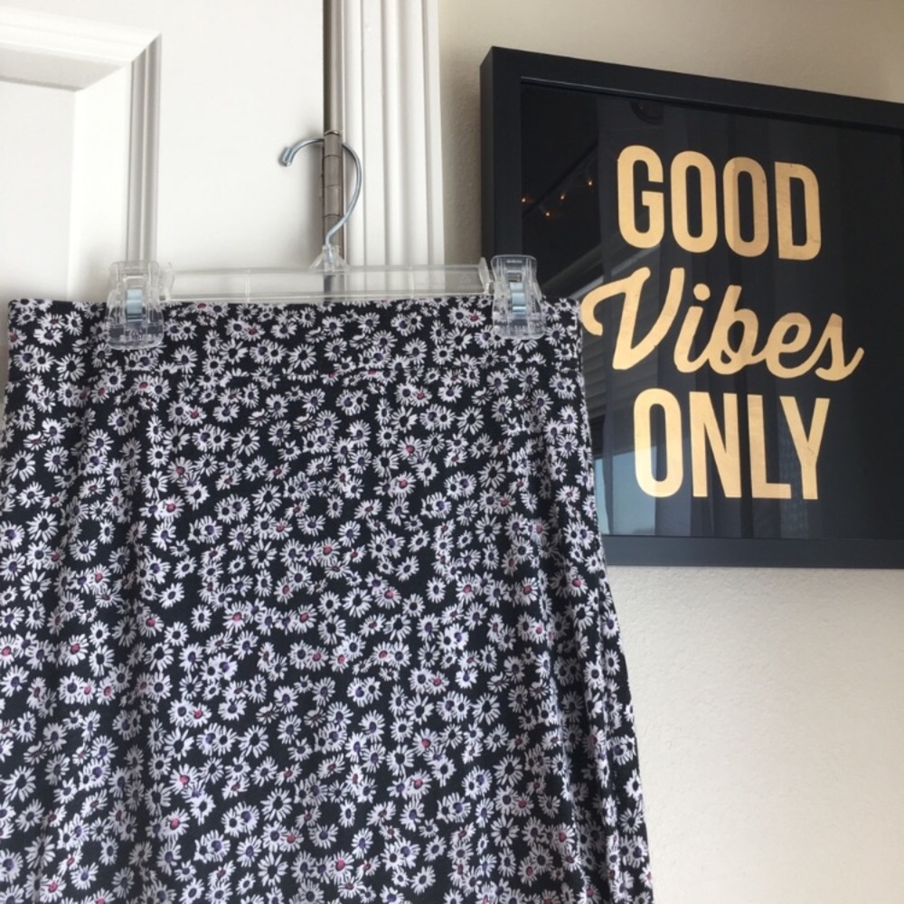 AMERICAN EAGLE OUTFITTERS Printed Daisy Maxi Skirt