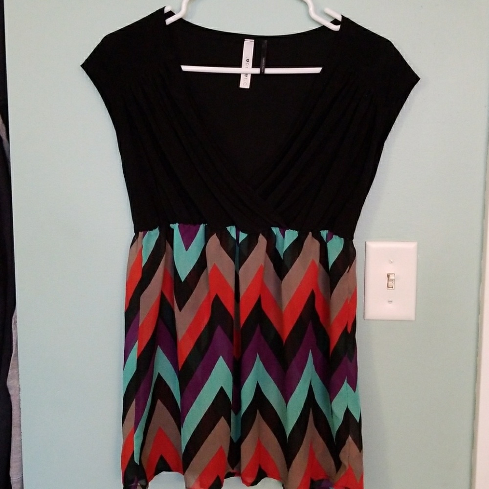 V-neck black and chevron top