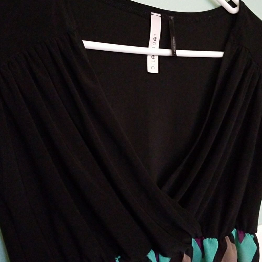 V-neck black and chevron top - Picture 2 of 4
