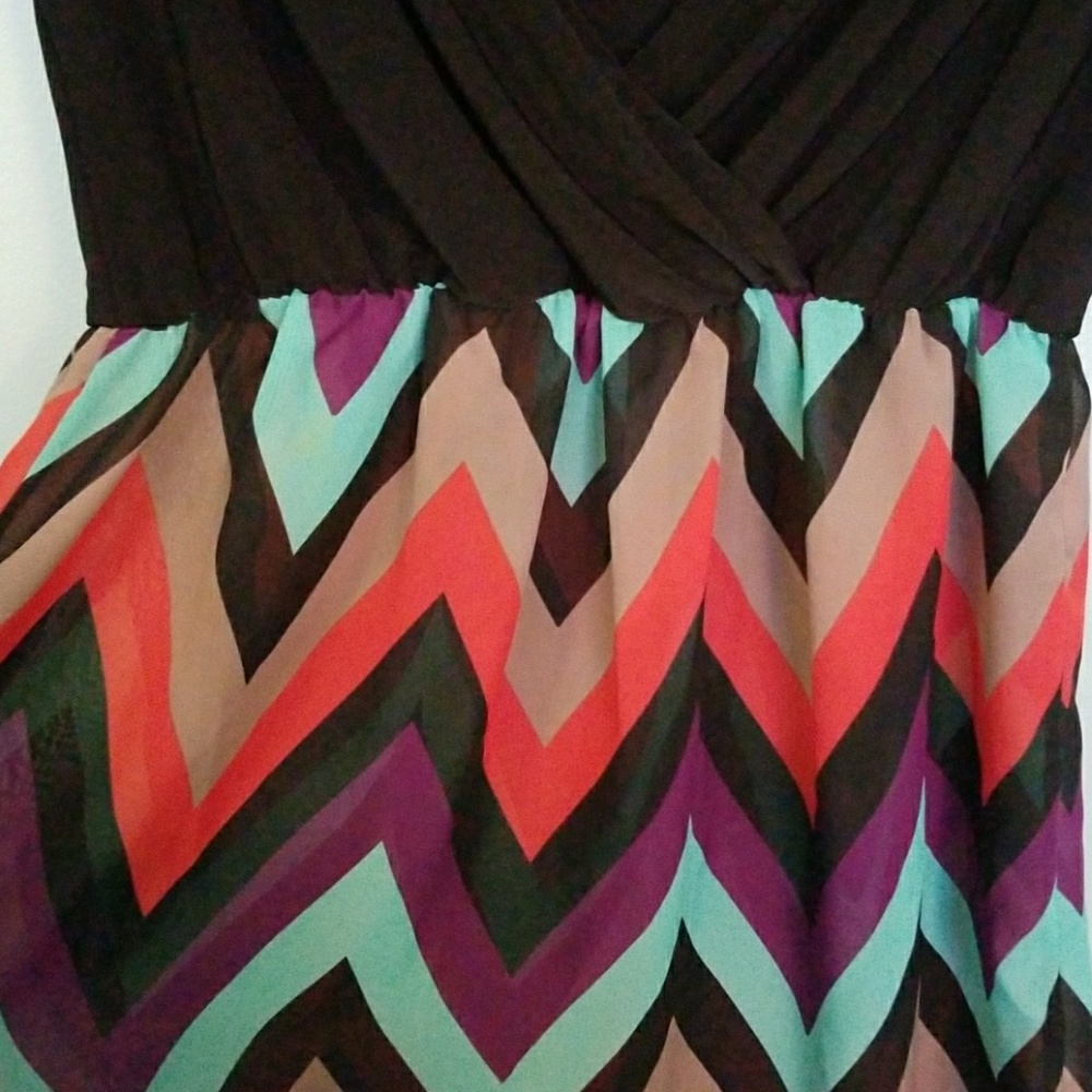 V-neck black and chevron top - Picture 3 of 4