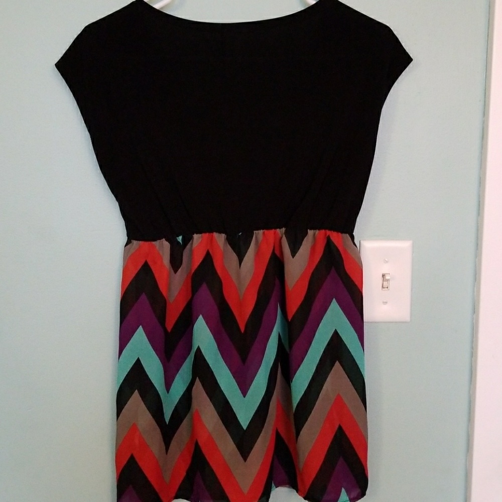 V-neck black and chevron top - Picture 4 of 4