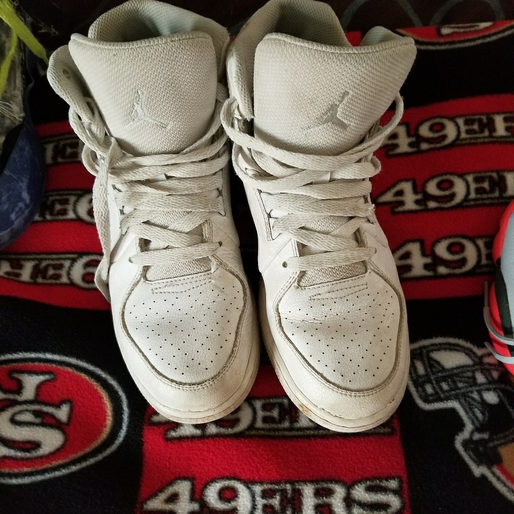 Men's Jordan Shoes - Picture 2 of 2