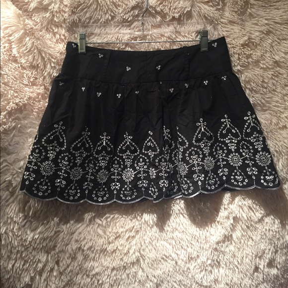 Black and white embroidered mini skirt - Picture 1 of 1