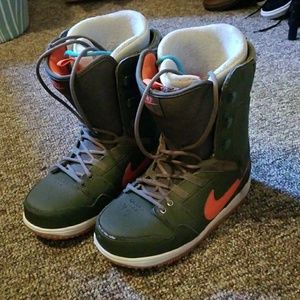 woman's Nike vapen snowboard boots
