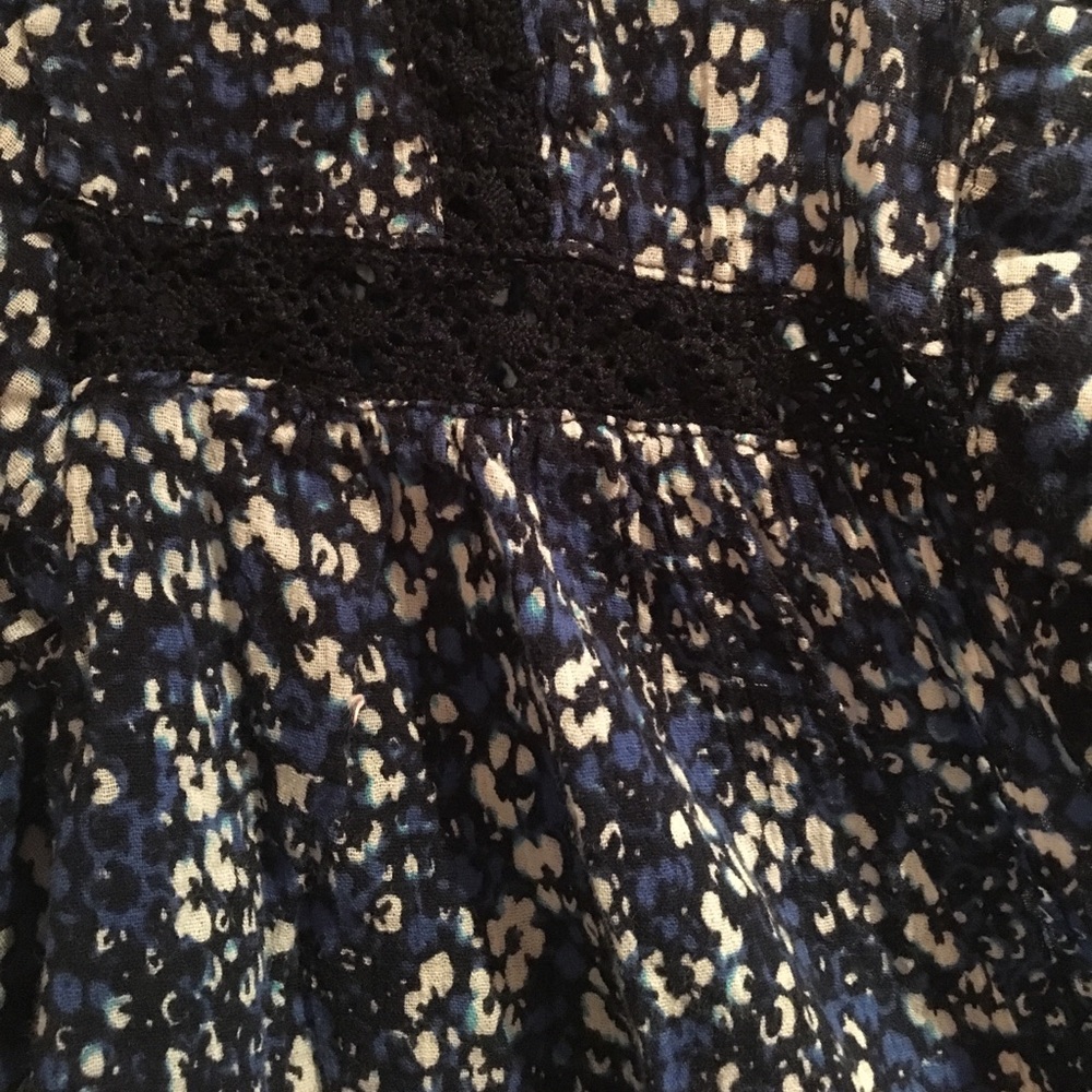 Pretty button down - Picture 2 of 3