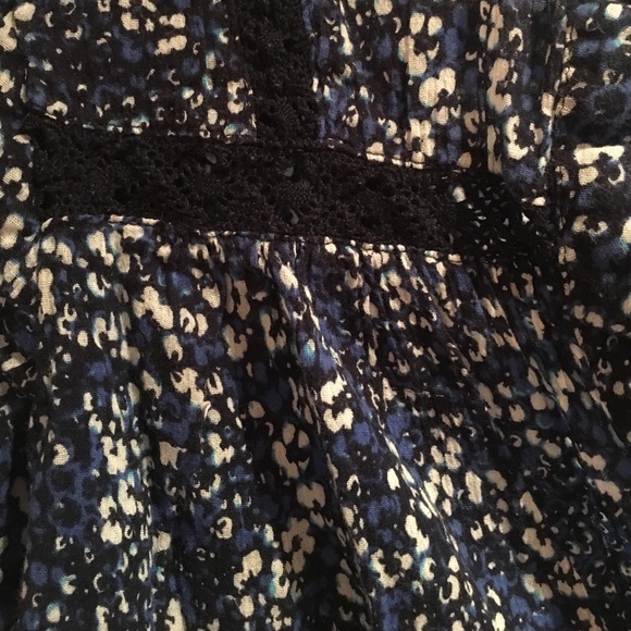 Pretty button down - Picture 2 of 3