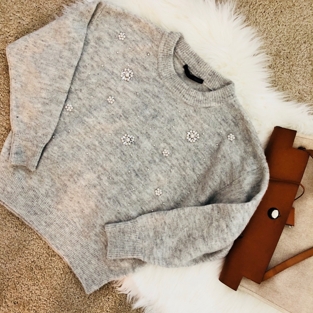 🌟Cozy embellished sweater in light grey