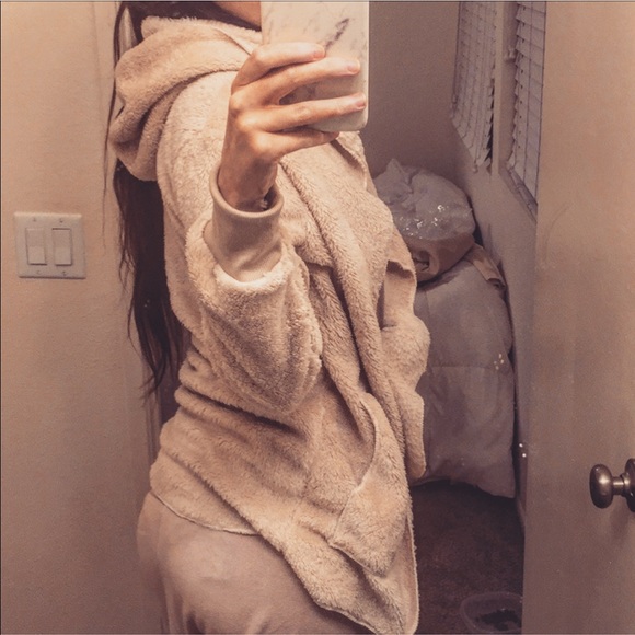 BRAND NEW SUPER CUTE FUZZY FAUX FUR FLEECE COAT - Picture 3 of 8