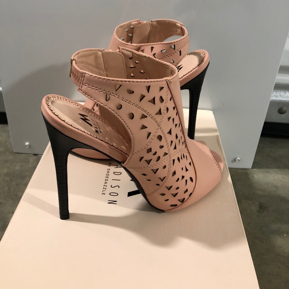 Shoedazzle Derrica Open toe bootie