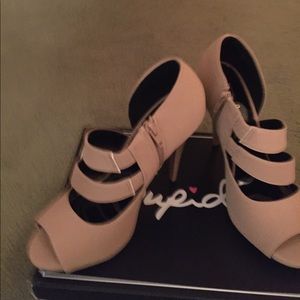 Beige open toe shoe