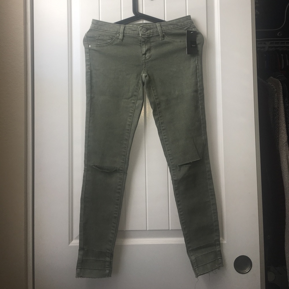 Mid-rise light green cropped jeggings.