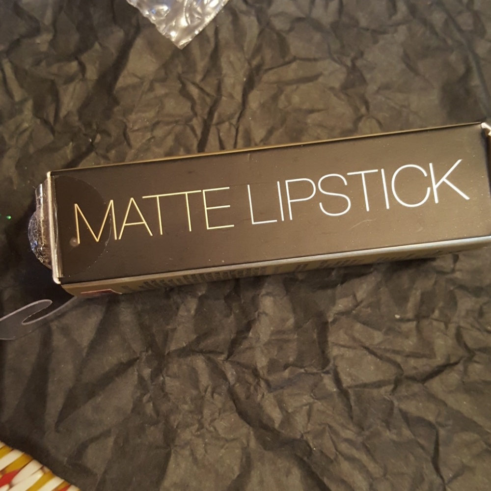 Red Rouge matte lipsrick - Picture 4 of 4