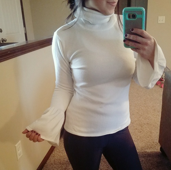 Gianni Bini Sweaters - Gianni Binni white sweater turtle neck